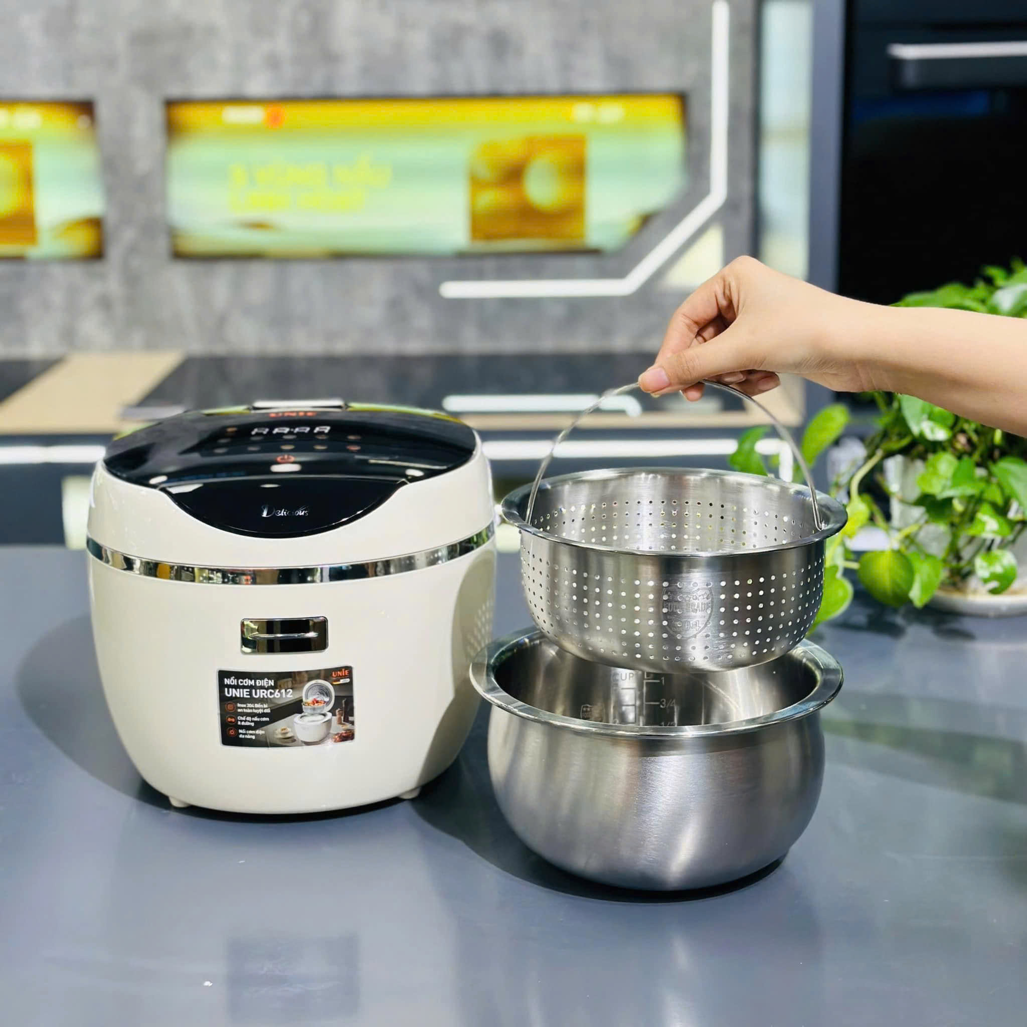 Nồi cơm điện tử Unie URC612